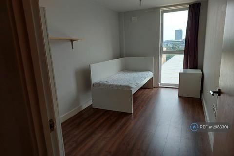 1 bedroom in a flat share to rent, Molineaux Court, Hounslow, TW3