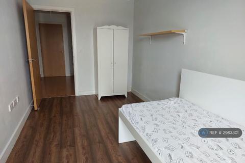 1 bedroom in a flat share to rent, Molineaux Court, Hounslow, TW3