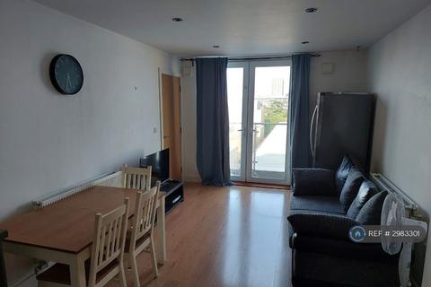 1 bedroom in a flat share to rent, Molineaux Court, Hounslow, TW3