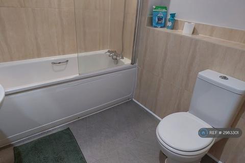 1 bedroom in a flat share to rent, Molineaux Court, Hounslow, TW3