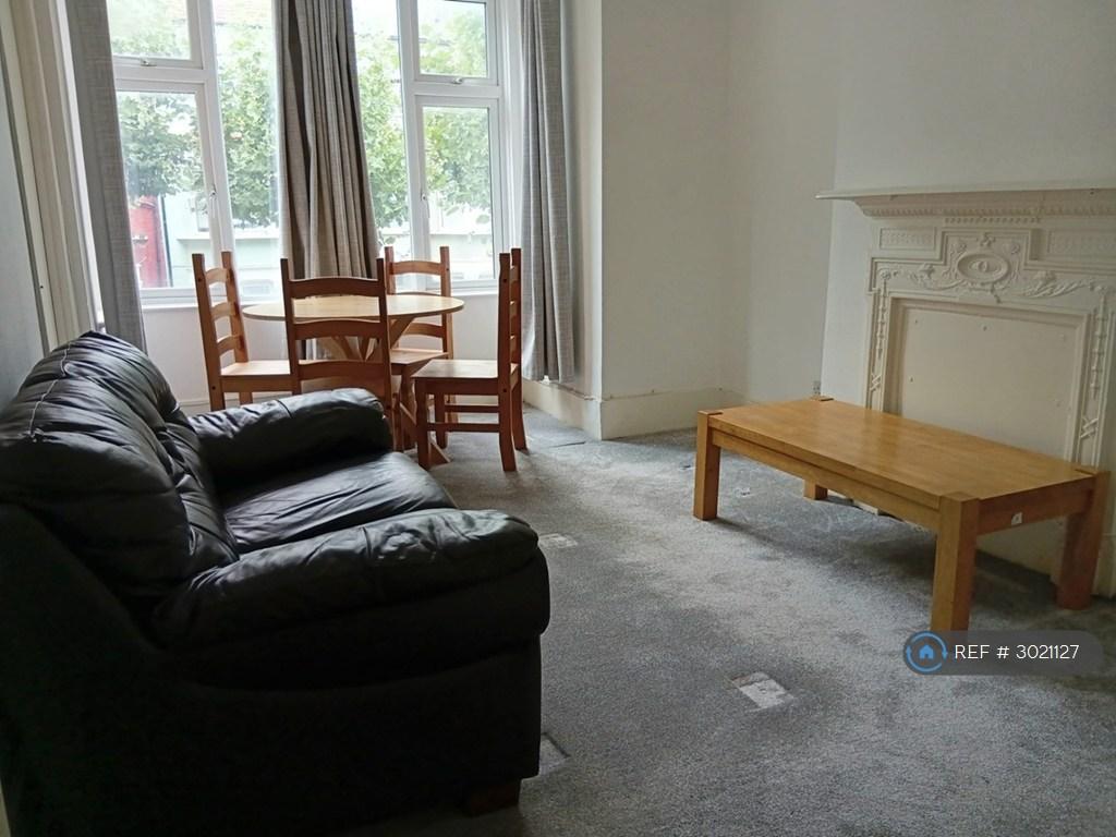 Apartment in Turnpike Lane - View 4