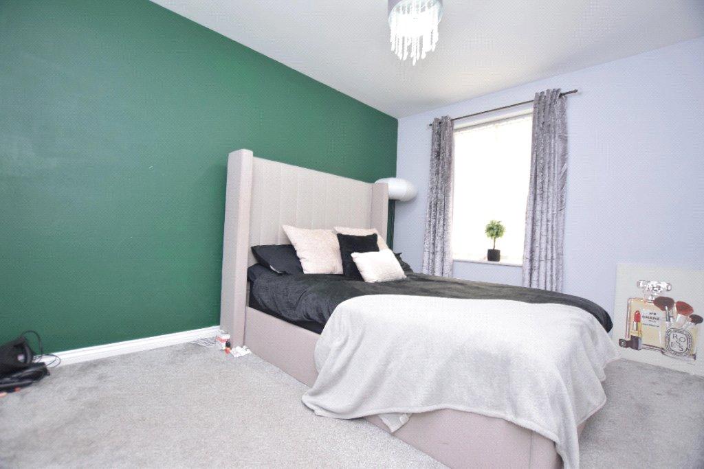 Apartment in Leeds, Lower Wortley, Wortley - More
