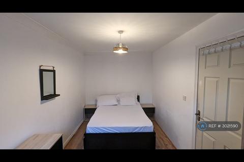 1 bedroom in a house share to rent, Eycott Drive, Manchester, M24