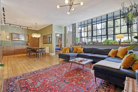 2 bedroom flat for sale, Cavell Street, London, E1