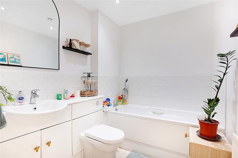 2 bedroom flat for sale, Sherwood Avenue, Larkfield, Aylesford, Kent, ME20