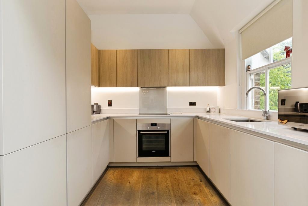 Apartment in Ilford - More