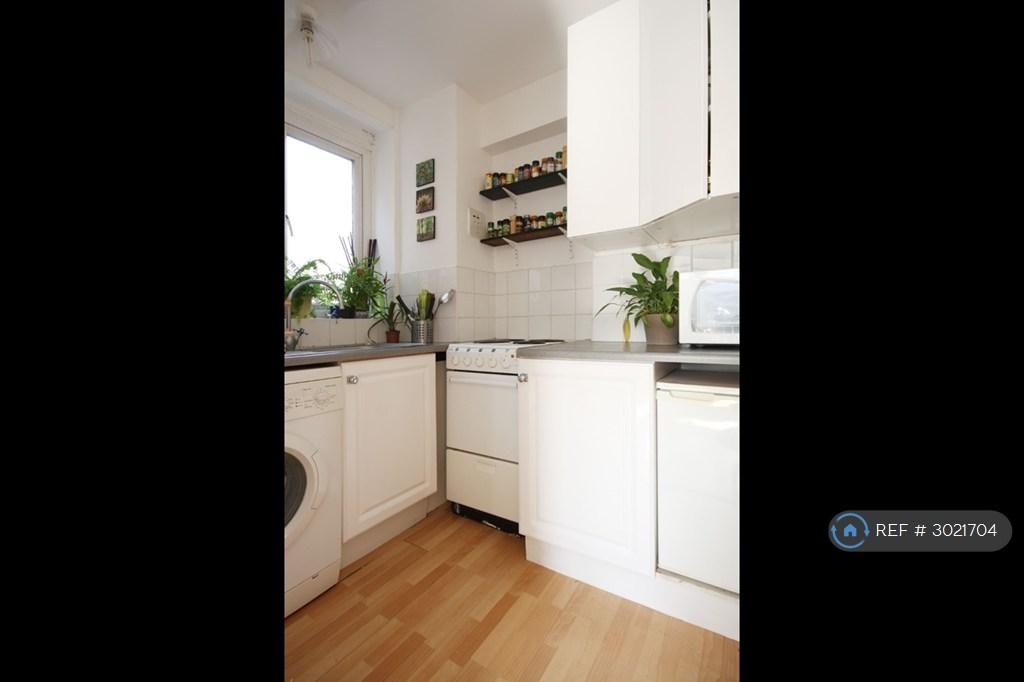 Apartment in West Kensington - View 2