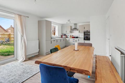 4 bedroom detached house to rent, Honeychurch Way, Stevenage SG1