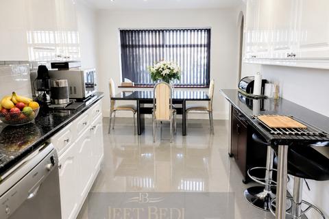 4 bedroom semi-detached house for sale, Kingshill Avenue, Hayes, UB4