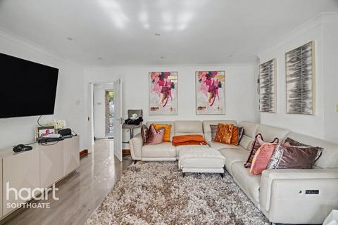 4 bedroom semi-detached house for sale, Tudor Crescent, London