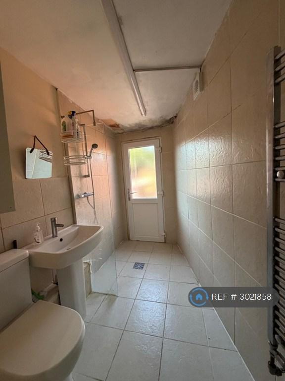 Apartment in Northolt - View 4