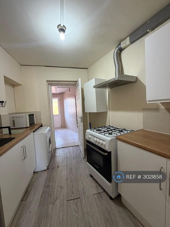 Apartment in Northolt - View 5