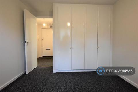 2 bedroom flat to rent, Knowles Close, West Drayton, UB7