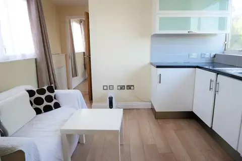 1 bedroom flat to rent, Castle Avenue, Yiewsley UB7