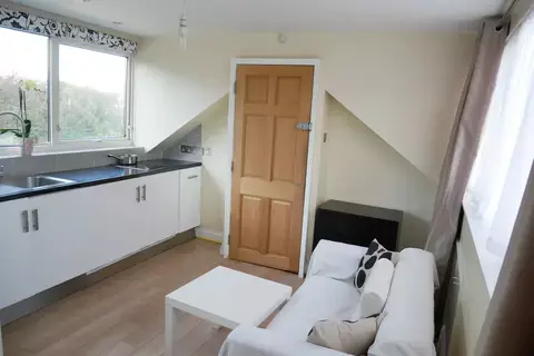 1 bedroom flat to rent, Castle Avenue, Yiewsley UB7