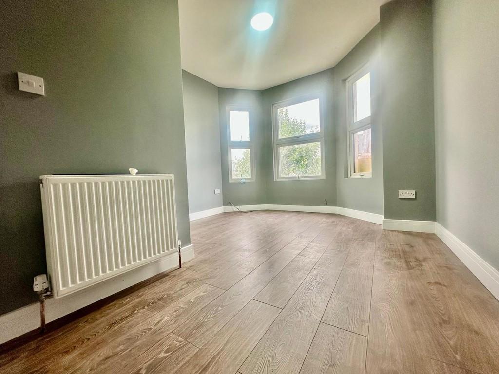 Apartment in Ilford - View 4