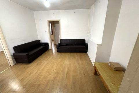 2 bedroom apartment to rent, Livingstone Road, Southall