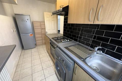2 bedroom apartment to rent, Livingstone Road, Southall