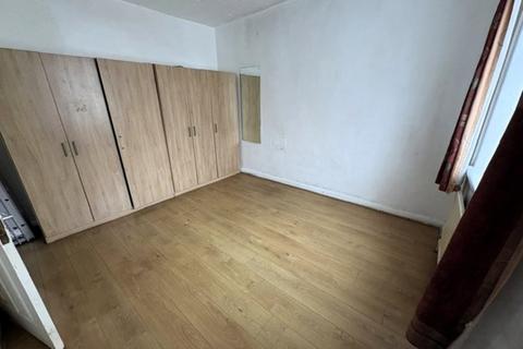 2 bedroom apartment to rent, Livingstone Road, Southall