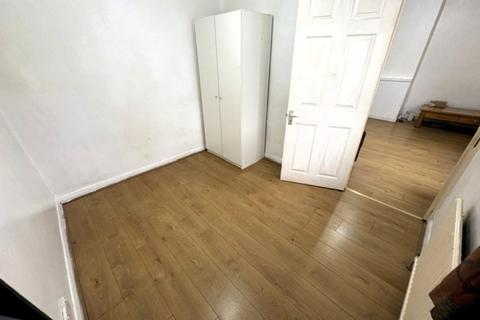 2 bedroom apartment to rent, Livingstone Road, Southall