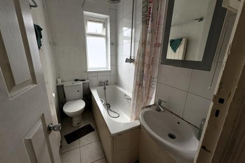 2 bedroom apartment to rent, Livingstone Road, Southall