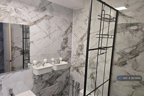1 bedroom in a flat share to rent, The Quarterdeck, London, E14