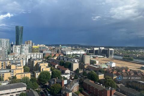 1 bedroom in a flat share to rent, The Quarterdeck, London, E14