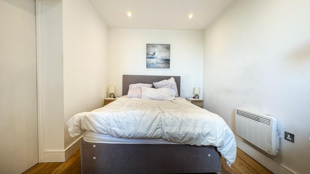 Apartment in Romford - More