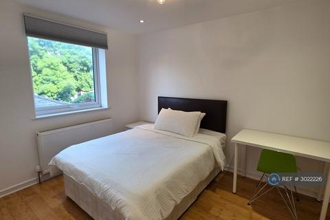 4 bedroom semi-detached house to rent, London, London, SE16