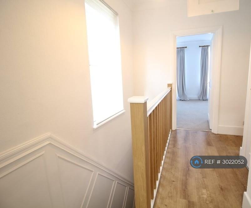 Apartment in Croydon - More