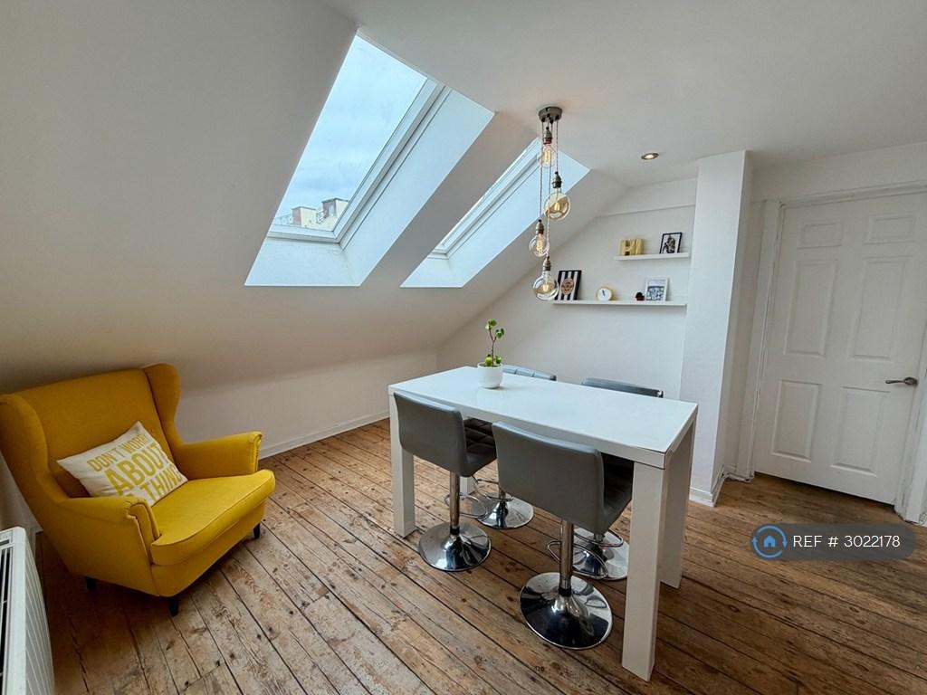 Apartment in Newcastle Upon Tyne - View 3
