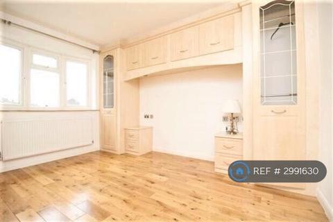 1 bedroom in a house share to rent, Kenilworth Road, Ashford, TW15