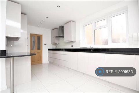 1 bedroom in a house share to rent, Kenilworth Road, Ashford, TW15