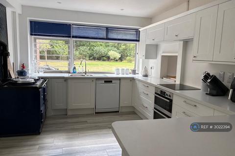 5 bedroom detached house to rent, Old Woking Road, Woking, GU22