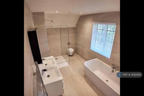 5 bedroom detached house to rent, Old Woking Road, Woking, GU22