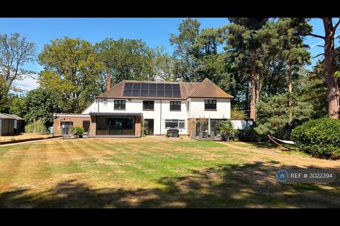 5 bedroom detached house to rent, Old Woking Road, Woking, GU22