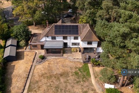 5 bedroom detached house to rent, Old Woking Road, Woking, GU22
