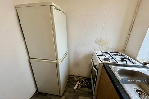 2 bedroom flat to rent, Somerset Road, Southall, UB1