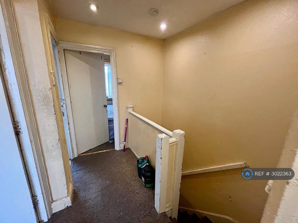 Apartment in Southall - More