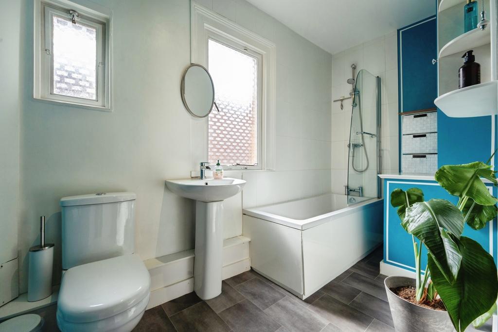 Apartment in Walthamstow - More