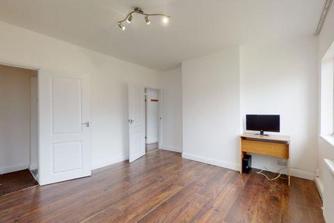 2 bedroom flat to rent, Regal Court, London N18