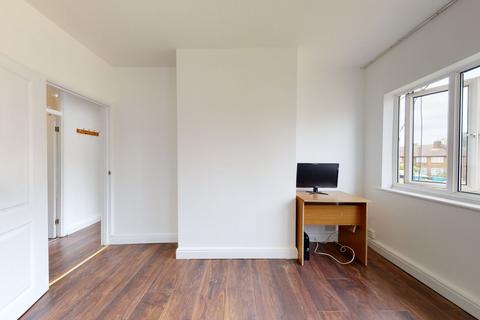 2 bedroom flat to rent, Regal Court, London N18