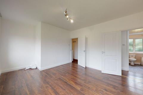 2 bedroom flat to rent, Regal Court, London N18