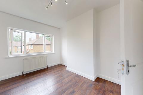 2 bedroom flat to rent, Regal Court, London N18