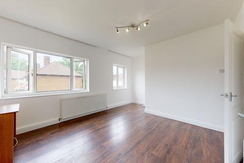 2 bedroom flat to rent, Regal Court, London N18