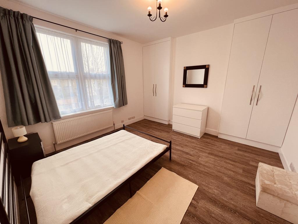 Apartment in Bounds Green - View 4