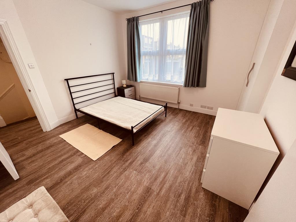 Apartment in Bounds Green - View 5