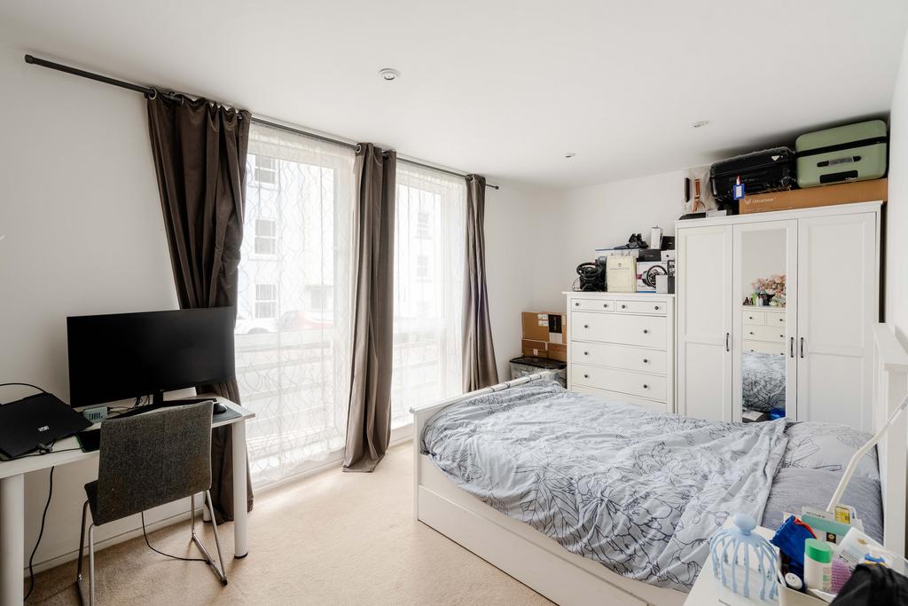 Apartment in Bristol, Cliftonwood, Spike Island - View 5