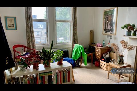 1 bedroom in a flat share to rent, Bethune Road, London, N16