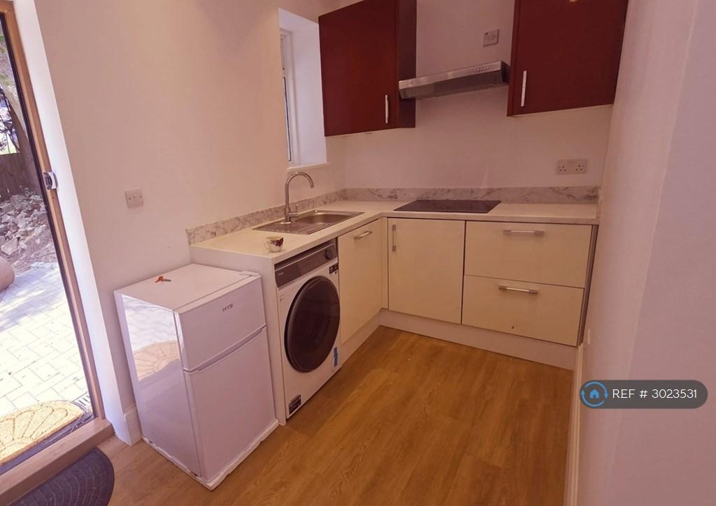 Apartment in Bromley - View 2